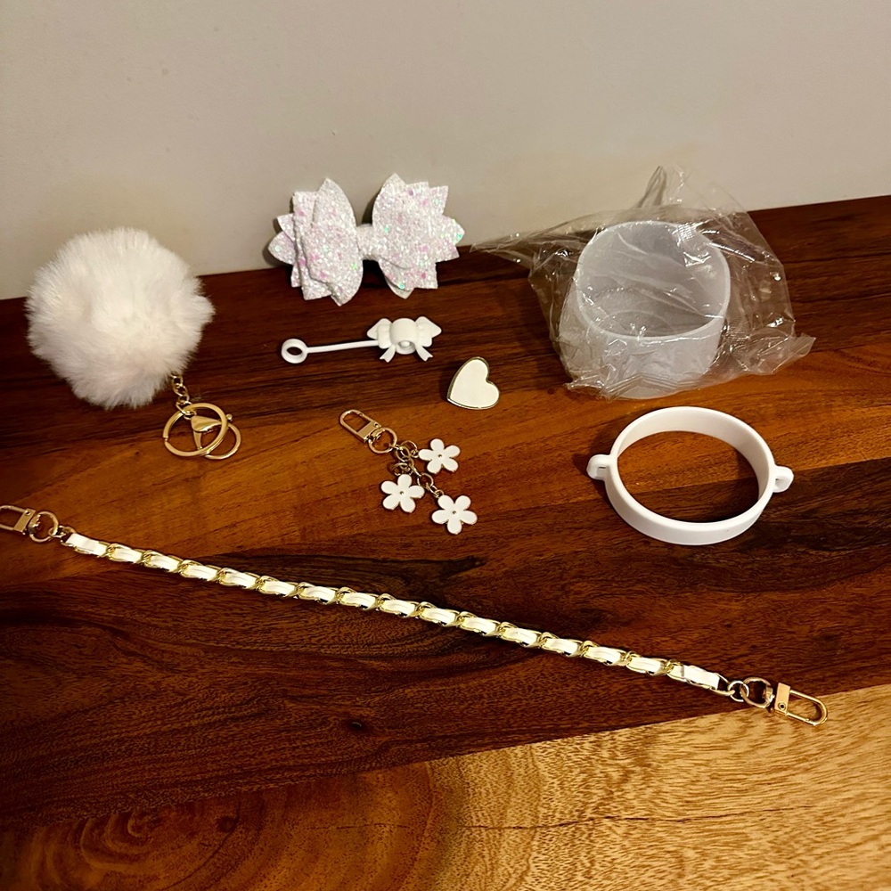 Tumbler accessories - White Floral Charm Strap and Pom Pom Keychain Set - NEW - Picture 6 of 8